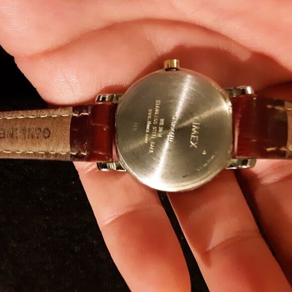 Timex with a burgundy leather band - Picture 4 of 7